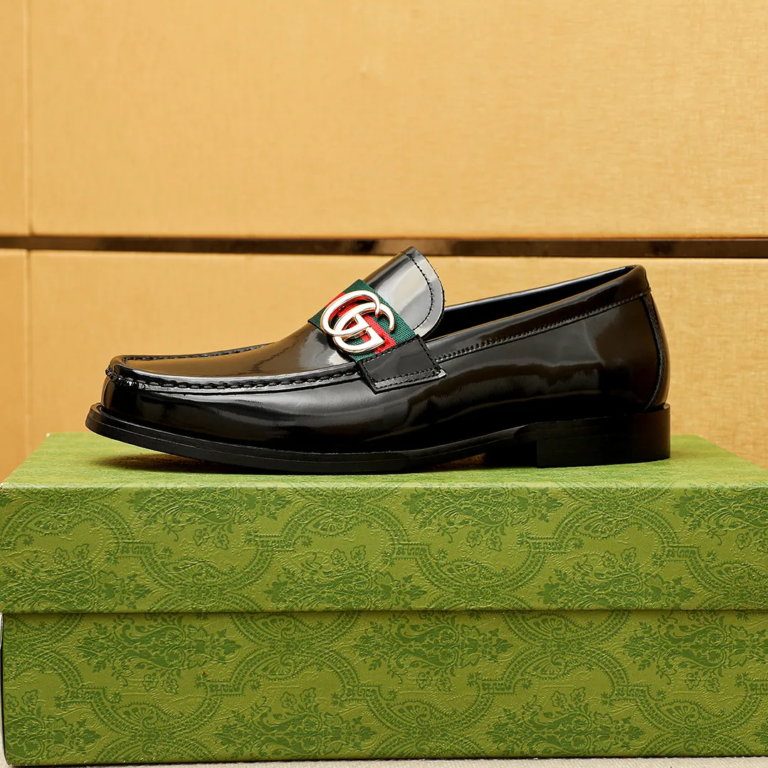 Men's shoes 💰480 💐 Product trademark: GUCCI "Gucci" casual leather shoes Regular size: 38-44 (45.46🉑️customized) Product materials: Selected imported first-layer open-edge beaded cowhide leather upper + luxury hardware buckle, imported water-dyed cowhide leather lining. Strong three-dimensional visual effect, original outsole color: 2 colors available